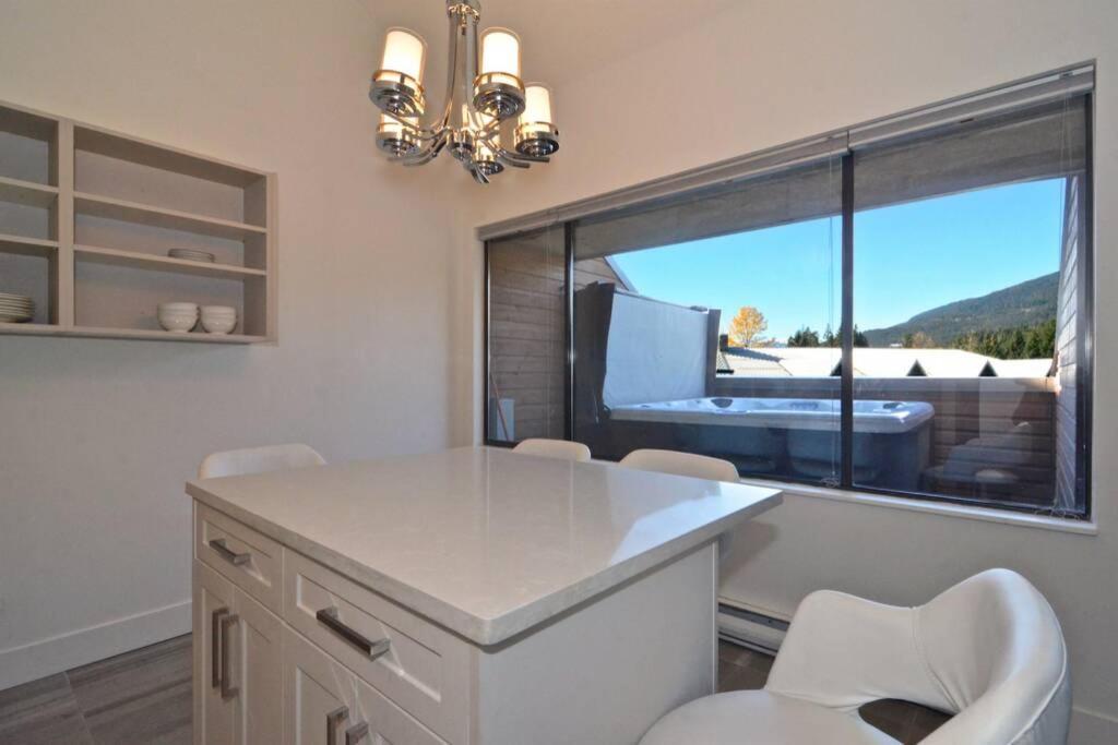 Hearthstone Lodge Loft, Village Centre, Private Hot Tub, Sleeps 6 Whistler Exterior foto