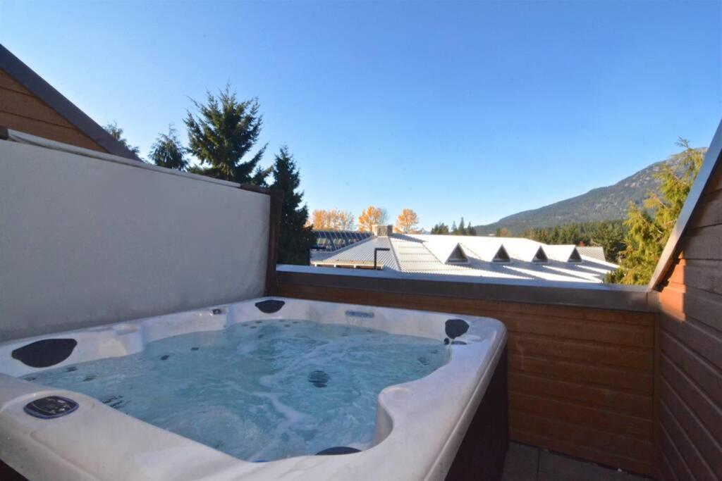 Hearthstone Lodge Loft, Village Centre, Private Hot Tub, Sleeps 6 Whistler Exterior foto